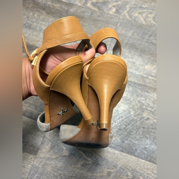 Pour La Vicroire Elegant Beige and Tan Women's Heels - Picture 14 of 15